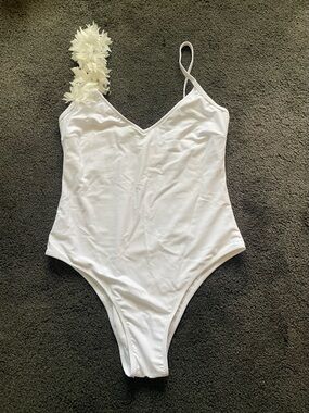 SHEIN Women’s White Floral One-Piece Swimsuit with Decorative Shoulder Sz M